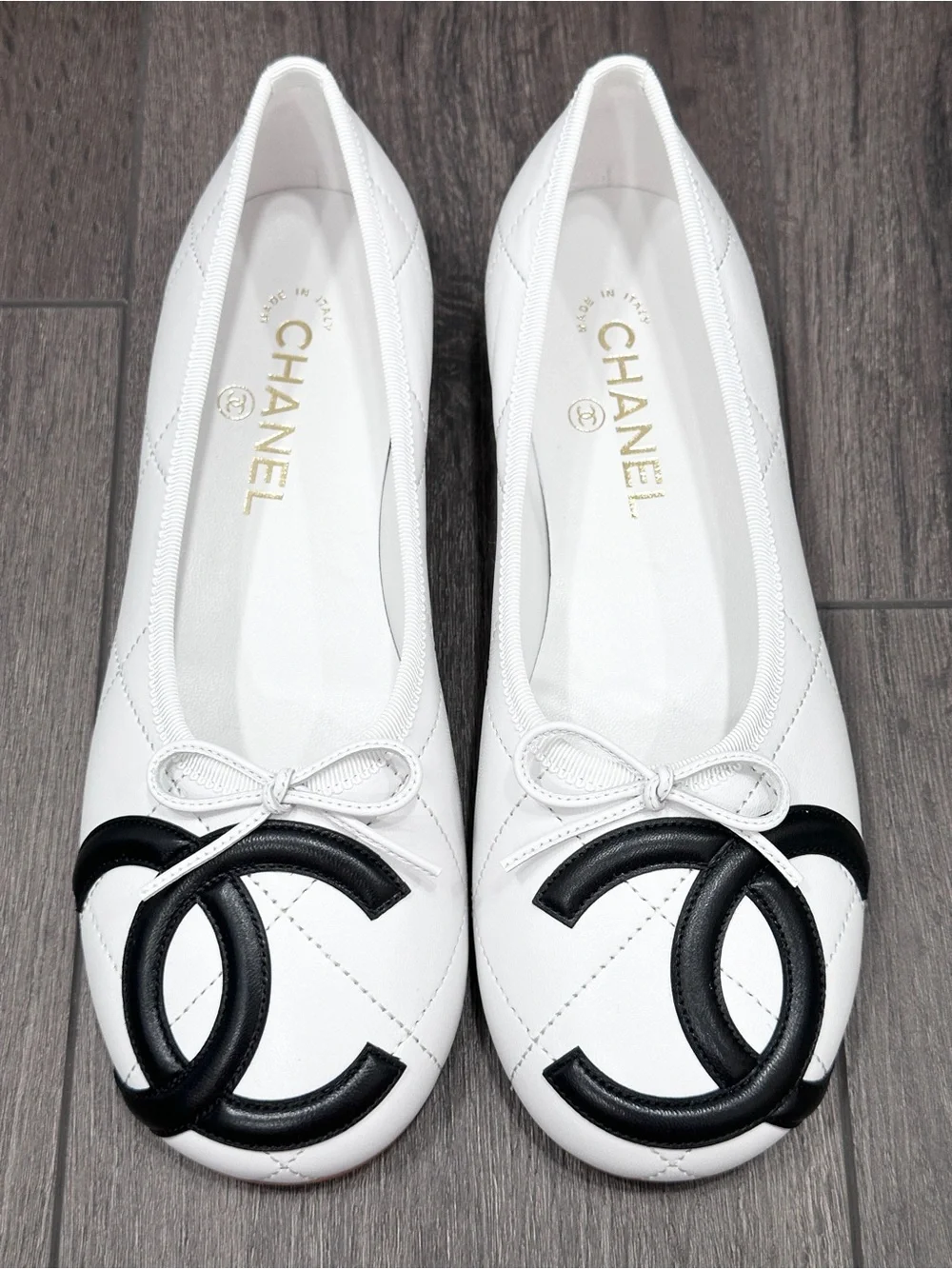 NEW CHANEL CAMBON WHITE QUILTED LEATHER FLATS WITH LARGE BLACK CC LOGO size 38.5 - Picture 5 of 16